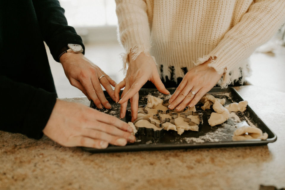 couple-in-quarantine couple cooking in quarantine